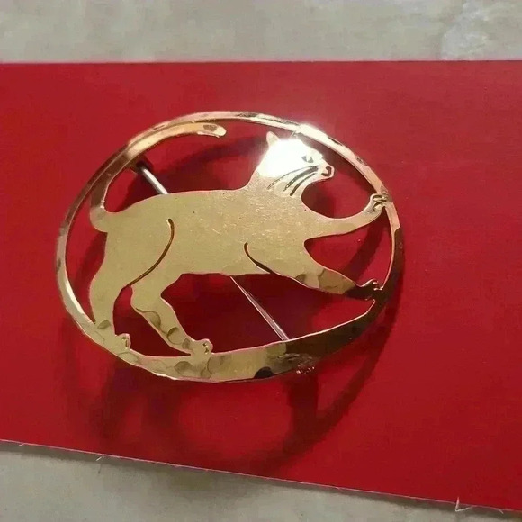 Wild bryde cat feline kitten pin brooch pin Gold Plated Lightweight Cat Pin - Picture 1 of 16